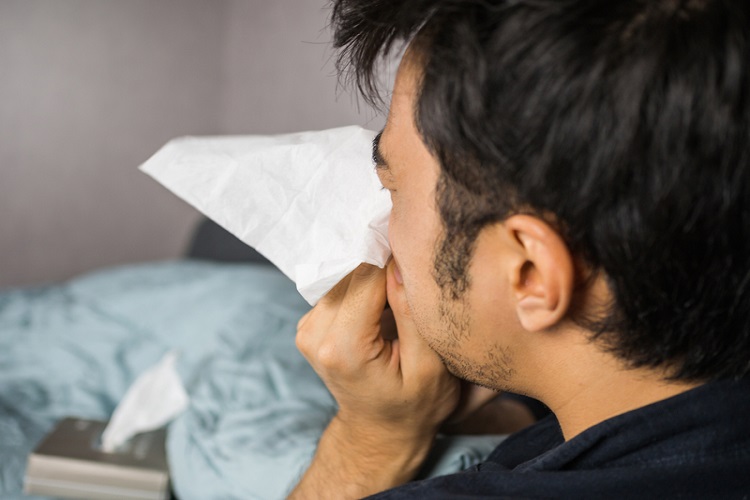 感冒、鼻竇炎、過敏性鼻炎都會流鼻涕、鼻塞！怎麼分？ 醫師教你