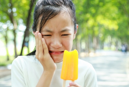 不只冰，「這6種食物」吃了都會害牙敏感！  橘子、肋排上榜