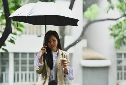 雨衣破了「丟垃圾or回收」？環保局揭正解  雨傘也不能整支丟